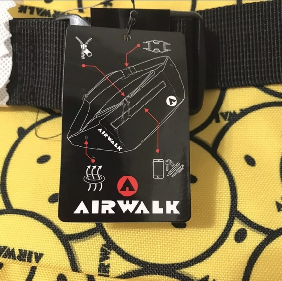 NWT Airwalk oversized waist bag/fany pack yellow with Airwalk smiley faces - Picture 2 of 8